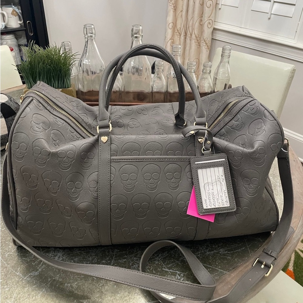 BETSEY JOHNSON GRAY SKULL TRAVEL DUFFLE WEEKENDER BAG NEW - Picture 7 of 8